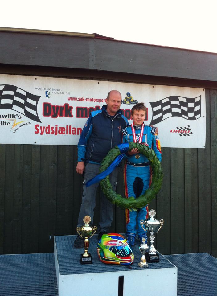 Sebastian og teamchef Bent Fasberg med dagens høst
(Foto: SAH Karting)